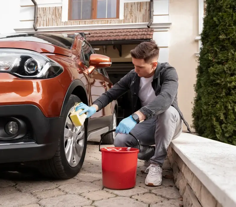 Lavage auto à domicile Lassur : professionnel intervenant sur un véhicule